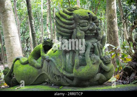 Stutue nella Sacra Foresta delle scimmie a Ubud, Bali, Indonesia Foto Stock