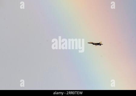 200826 -- PECHINO, 26 agosto 2020 -- Un arcobaleno appare nel cielo sopra la Marina Bay di Singapore il 24 agosto 2020. Foto di /Xinhua XINHUA FOTO DEL GIORNO ThenxChihxWey PUBLICATIONxNOTxINxCHN Foto Stock