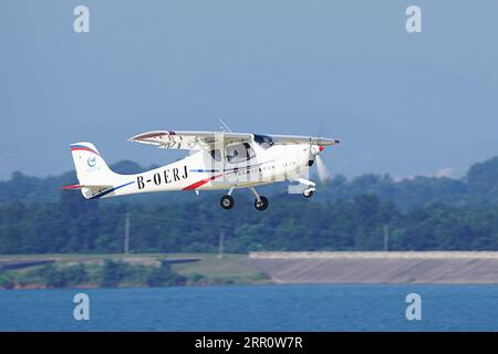 200827 -- PECHINO, 27 agosto 2020 -- Un aereo leggero Lingyan AG50 è visto durante il suo primo volo a Jingmen, nella provincia di Hubei, nella Cina centrale, 26 agosto 2020. L'aereo cinese di nuova generazione Lingyan AG50 ha completato il suo primo volo mercoledì mattina a Hubei, ha dichiarato il suo sviluppatore Aviation Industry Corporation of China. FOTO DEL GIORNO Xinhua PUBLICATIONxNOTxINxCHN Foto Stock