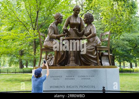 200827 -- NEW YORK, 27 agosto 2020 -- Una donna scatta foto della statua dei pionieri dei diritti delle donne a Central Park di New York, Stati Uniti, 26 agosto 2020. La statua di bronzo alta 14 metri con le pioniere dei diritti delle donne Sojourner Truth, Elizabeth Cady Stanton e Susan B. Anthony è stata presentata a Central Park mercoledì. Il mese di agosto segna il 100° anniversario del diritto di voto delle donne negli Stati Uniti e sottolinea il ruolo chiave delle donne come blocco di voto cruciale negli Stati Uniti. U.S.-NEW YORK-PIONIERI DEI DIRITTI DELLE DONNE-STATUA-SVELATO WANGXYING PUBLICATIONXNOTXINXCHN Foto Stock