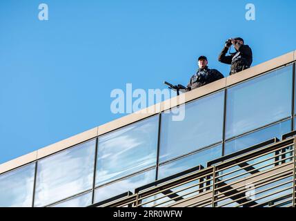 200827 -- CHRISTCHURCH, 27 agosto 2020 -- Un cecchino della polizia sta di guardia sul tetto della High Court a Christchurch in nuova Zelanda, 27 agosto 2020. L'uomo armato dell'attentato terroristico dell'anno scorso contro due moschee di Christchurch in nuova Zelanda è stato condannato all'ergastolo, annunciato giovedì dall'alta Corte. Foto di /Xinhua NEW ZEALAND-CHRISTCHURCH-HIGH COURT-SENTENCE ZhuxQiping PUBLICATIONxNOTxINxCHN Foto Stock