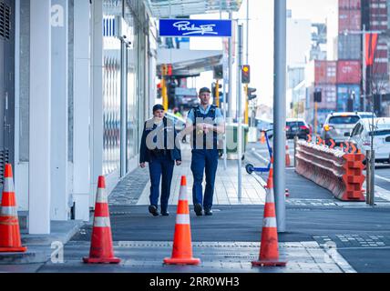 200827 -- CHRISTCHURCH, agosto 27, 2020 -- poliziotti pattugliano vicino alla High Court a Christchurch in nuova Zelanda, agosto 27, 2020. L'uomo armato dell'attentato terroristico dell'anno scorso contro due moschee di Christchurch in nuova Zelanda è stato condannato all'ergastolo, annunciato giovedì dall'alta Corte. Foto di /Xinhua NEW ZEALAND-CHRISTCHURCH-HIGH COURT-SENTENCE ZhuxQiping PUBLICATIONxNOTxINxCHN Foto Stock