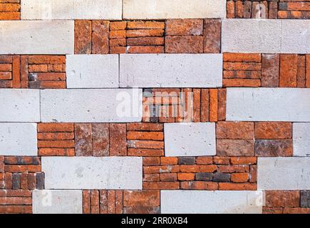 Parete in mattoni verniciati con grunge. Bel fondo vintage testurizzato. Foto Stock