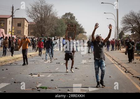 200828 -- JOHANNESBURG, 28 agosto 2020 -- la gente marcia su una strada durante una protesta per la morte di un adolescente a Eldorado Park, Johannesburg, Sudafrica, 27 agosto 2020. Venerdì il presidente sudafricano Cyril Ramaphosa ha inviato le condoglianze alla famiglia di Nathaniel Julius, un ragazzo di 16 anni presumibilmente ucciso dalla polizia questa settimana. Si dice che Nathaniel Julius sia uscita di casa in cerca di cibo all'inizio di questa settimana e sia stata uccisa dalla polizia. Foto di /Xinhua SUD AFRICA-JOHANNESBURG-MORTE DI ADOLESCENTE-PROTESTA Yeshiel PUBLICATIONxNOTxINxCHN Foto Stock