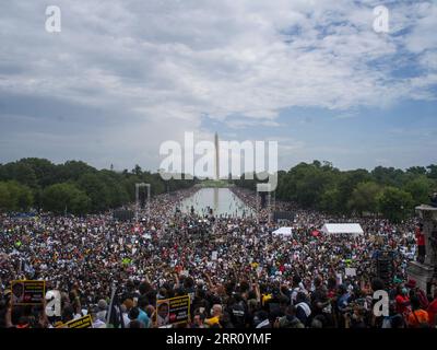 200830 -- PECHINO, 30 agosto 2020 -- i dimostranti si riuniscono al Lincoln Memorial per l'impegno marzo: Get Your Knee Off Our Necks event a Washington, D.C., Stati Uniti, 28 agosto 2020. Venerdì a Washington, D.C., sono scese folle massicce per protestare contro la brutalità e il razzismo della polizia. Una serie di oratori ha rivolto migliaia di manifestanti dai gradini del Lincoln Memorial, in occasione del 57° anniversario del famoso discorso i Have a Dream dell'icona americana dei diritti civili Martin Luther King Jr., nel 1963 marzo su Washington. Foto di /Xinhua XINHUA FOTO DEL GIORNO AlanxChin PUBLICATIONxNOTx Foto Stock