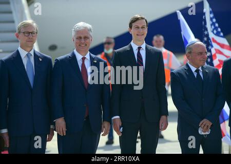 200831 -- BEN GURION, 31 agosto 2020 -- Capo di Israele del Consiglio di sicurezza Nazionale Meir Ben Shabbat 1st R, il consigliere per la sicurezza nazionale degli Stati Uniti Robert o Brien 2nd L e il consigliere presidenziale senior degli Stati Uniti Jared Kushner 2nd R si pongono per una foto di gruppo prima della loro partenza per gli Emirati Arabi Uniti negli Emirati Arabi Uniti presso l'aeroporto internazionale Ben Gurion vicino alla città centrale israeliana di Tel Aviv il 31 agosto 2020. Una delegazione israeliana, unita ad alti funzionari degli Stati Uniti, è partita da Tel Aviv lunedì per Abu Dhabi, nel primo volo commerciale israeliano verso gli Emirati Arabi Uniti. Tomer Neuberg/JINI via ISRAEL-BEN GURION-ISRAELI- Foto Stock