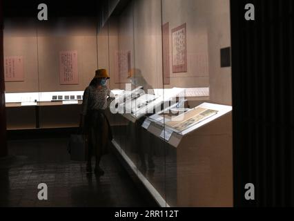 200831 -- PECHINO, 31 agosto 2020 -- Un ospite guarda le mostre mentre partecipa alla conferenza stampa di una mostra sulla calligrafia e la pittura di su Shi al Museo del Palazzo di Beijng, capitale della Cina, 31 agosto 2020. Dal 1° settembre al 30 ottobre si terrà una mostra sulla calligrafia e la pittura di su Shi, noto anche come su Dongpo, famoso litteratore della dinastia Song settentrionale dal 960 al 1127 settembre. CHINA-BEIJING-THE PALACE MUSEUM-EXHIBITION CN JINXLIANGKUAI PUBLICATIONXNOTXINXCHN Foto Stock