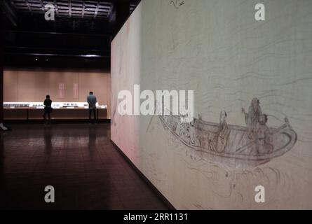 200831 -- PECHINO, 31 agosto 2020 -- gli ospiti guardano le mostre mentre assistono alla conferenza stampa di una mostra sulla calligrafia e la pittura di su Shi al Museo del Palazzo a Beijng, capitale della Cina, 31 agosto 2020. Dal 1° settembre al 30 ottobre si terrà una mostra sulla calligrafia e la pittura di su Shi, noto anche come su Dongpo, famoso litteratore della dinastia Song settentrionale dal 960 al 1127 settembre. CHINA-BEIJING-THE PALACE MUSEUM-EXHIBITION CN JINXLIANGKUAI PUBLICATIONXNOTXINXCHN Foto Stock