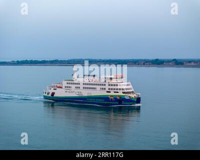 Traghetto passeggeri Victoria of Wight. Il primo traghetto ibrido per l'energia in Inghilterra che parte da Portsmouth a Fishbourne, isola di Wight. Traghetto Wightlink. Foto Stock