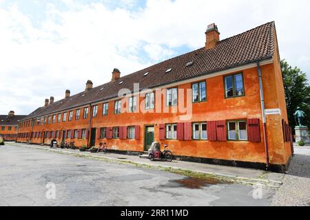 Il colorato quartiere Nyboder di Copenhagen, Danimarca Foto Stock