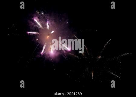 Fuochi d'artificio spaziali nel cielo notturno su sfondo nero Foto Stock
