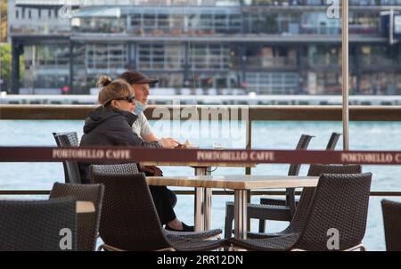 200902 -- SYDNEY, 2 settembre 2020 -- i turisti riposano in un caffè su un molo a Sydney, Australia, 1 settembre 2020. Il turismo in Australia è stato pesantemente influenzato dalla pandemia di COVID-19. AUSTRALIA-COVID-19-TURISMO-IMPATTO HuxJingchen PUBLICATIONxNOTxINxCHN Foto Stock