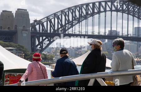 200902 -- SYDNEY, 2 settembre 2020 -- i turisti sono visti vicino al Sydney Harbour Bridge a Sydney, Australia, 1 settembre 2020. Il turismo in Australia è stato pesantemente influenzato dalla pandemia di COVID-19. AUSTRALIA-COVID-19-TURISMO-IMPATTO HuxJingchen PUBLICATIONxNOTxINxCHN Foto Stock