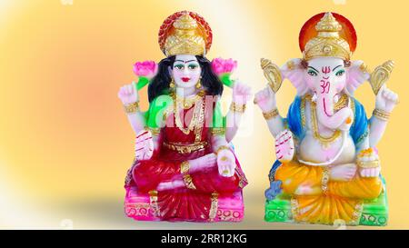 Lord ganesha con la dea laxmi su sfondo colorato. Concetto di religione indiana. Foto Stock