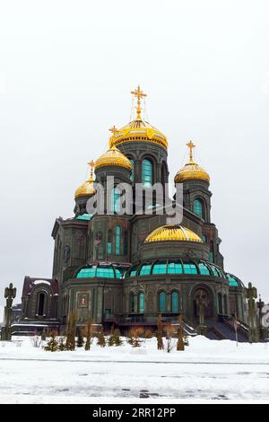 La cattedrale principale delle forze armate russe o cattedrale della Resurrezione di Cristo è sotto il cielo nuvoloso scuro in una giornata invernale. Foto verticale Foto Stock