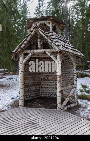 Piccola casa di betulle situata nel Parco Monrepos, Vyborg, Russia Foto Stock