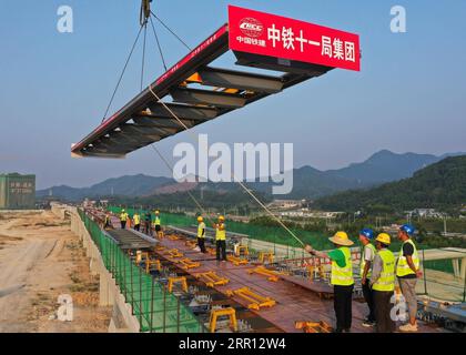 200902 -- QINGYUAN, 2 settembre 2020 -- i lavoratori lavorano nel cantiere di una ferrovia maglev a media bassa velocità nella città di Qingyuan, nella provincia del Guangdong della Cina meridionale, 2 settembre 2020. Il progetto principale della linea del tour Qingyuan Maglev dovrebbe essere completato alla fine di quest'anno. CHINA-GUANGDONG-MEDIUM-LOW-SPEED MAGLEV RAILWAY-CONSTRUCTION CN LIUXDAWEI PUBLICATIONXNOTXINXCHN Foto Stock