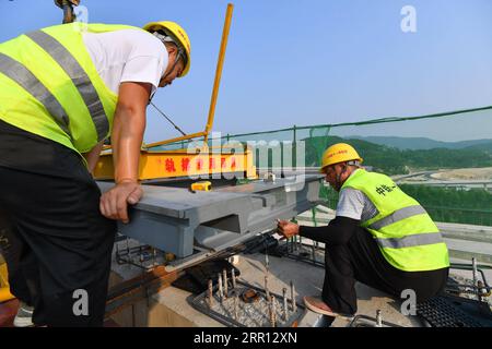 200902 -- QINGYUAN, 2 settembre 2020 -- i lavoratori lavorano nel cantiere di una ferrovia maglev a media bassa velocità nella città di Qingyuan, nella provincia del Guangdong della Cina meridionale, 2 settembre 2020. Il progetto principale della linea del tour Qingyuan Maglev dovrebbe essere completato alla fine di quest'anno. CHINA-GUANGDONG-MEDIUM-LOW-SPEED MAGLEV RAILWAY-CONSTRUCTION CN LIUXDAWEI PUBLICATIONXNOTXINXCHN Foto Stock