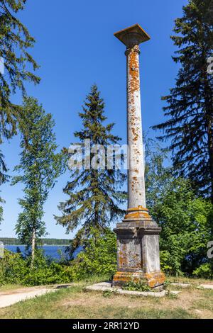 La colonna di due imperatori è una colonna di marmo grigio-verdastro, installata nel 1804 su un'isola nella parte orientale del parco di Vyborg Monrepos Foto Stock