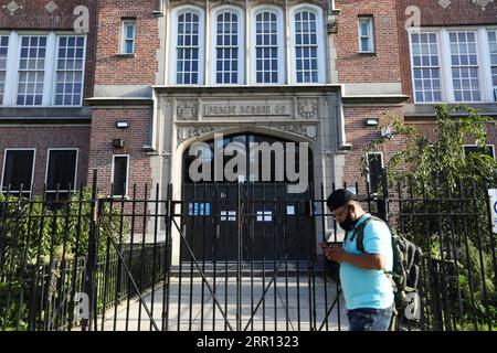 200902 -- NEW YORK, 2 settembre 2020 -- Un uomo passa davanti a una scuola pubblica a New York, negli Stati Uniti, 1 settembre 2020. Il sindaco di New York Bill de Blasio ha annunciato martedì che la riapertura del sistema scolastico pubblico della città sarà posticipata. U.S.-NEW YORK-PUBLIC SCHOOL-OPENING-DELAY WANGXYING PUBLICATIONXNOTXINXCHN Foto Stock