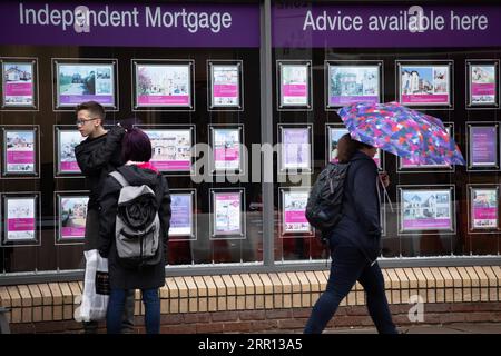 200902 -- READING BRITAIN, 2 settembre 2020 -- le persone sono viste davanti a un'agenzia immobiliare a Reading, in Gran Bretagna, il 2 settembre 2020. Il prezzo medio delle abitazioni in Gran Bretagna ha visto una robusta ripresa in agosto, poiché le restrizioni al confinamento si sono allentate e la domanda pent-up è arrivata, ha detto mercoledì il finanziatore di mutui Nationwide Building Society. Foto di /Xinhua BRITAIN-READING-HOUSE PRICE-RECOVERY-AUGUST TimxIreland PUBLICATIONxNOTxINxCHN Foto Stock