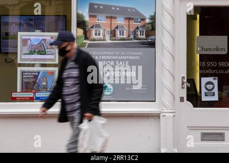 200902 -- READING BRITAIN, 2 settembre 2020 -- Una persona che indossa una maschera cammina davanti a un'agenzia immobiliare a Reading, in Gran Bretagna, il 2 settembre 2020. Il prezzo medio delle abitazioni in Gran Bretagna ha visto una robusta ripresa in agosto, poiché le restrizioni al confinamento si sono allentate e la domanda pent-up è arrivata, ha detto mercoledì il finanziatore di mutui Nationwide Building Society. Foto di /Xinhua BRITAIN-READING-HOUSE PRICE-RECOVERY-AUGUST TimxIreland PUBLICATIONxNOTxINxCHN Foto Stock