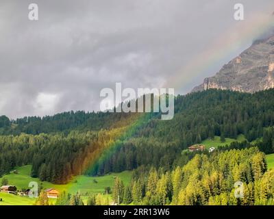 arcobaleno sulla montagna di monte croce nelle dolomiti paesaggio panoramico della val badia Foto Stock