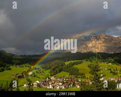 arcobaleno sulla montagna di monte croce nelle dolomiti paesaggio panoramico della val badia Foto Stock