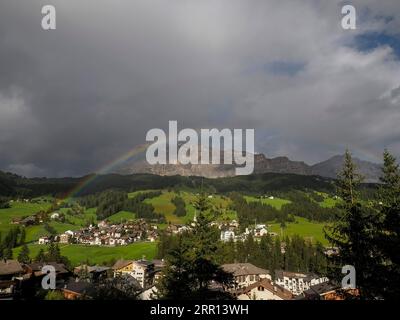 arcobaleno sulla montagna di monte croce nelle dolomiti paesaggio panoramico della val badia Foto Stock