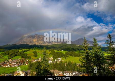 arcobaleno sulla montagna di monte croce nelle dolomiti paesaggio panoramico della val badia Foto Stock