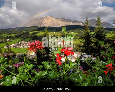 arcobaleno sulla montagna di monte croce nelle dolomiti paesaggio panoramico della val badia Foto Stock