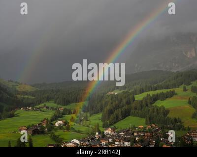 arcobaleno sulla montagna di monte croce nelle dolomiti paesaggio panoramico della val badia Foto Stock