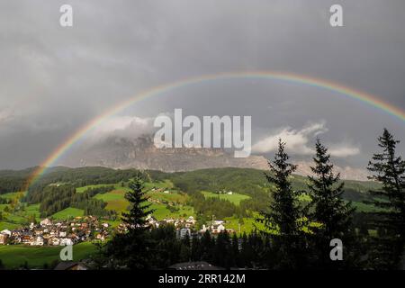 arcobaleno sulla montagna di monte croce nelle dolomiti paesaggio panoramico della val badia Foto Stock