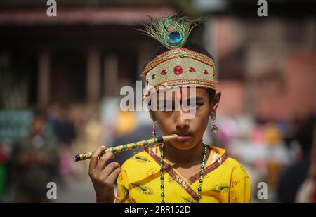 Kathmandu, Bagmati, Nepal. 6 settembre 2023. Un ragazzo vestito da Lord Krishna suona il flauto nella celebrazione del festival Krishna Janmasthami a Kathmandu, Nepal, il 6 settembre 2023. Il festival Krishna Janmasthami viene celebrato ogni anno per celebrare l'anniversario della nascita del Signore indù Krishna. (Immagine di credito: © Sunil Sharma/ZUMA Press Wire) SOLO USO EDITORIALE! Non per USO commerciale! Foto Stock