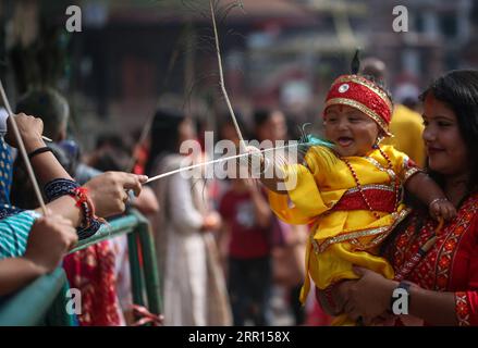 Kathmandu, Bagmati, Nepal. 6 settembre 2023. Un bambino vestito come gesti di Lord Krishna nella celebrazione del Krishna Janmasthami festival a Kathmandu, Nepal, il 6 settembre 2023. Il festival Krishna Janmasthami viene celebrato ogni anno per celebrare l'anniversario della nascita del Signore indù Krishna. (Immagine di credito: © Sunil Sharma/ZUMA Press Wire) SOLO USO EDITORIALE! Non per USO commerciale! Foto Stock