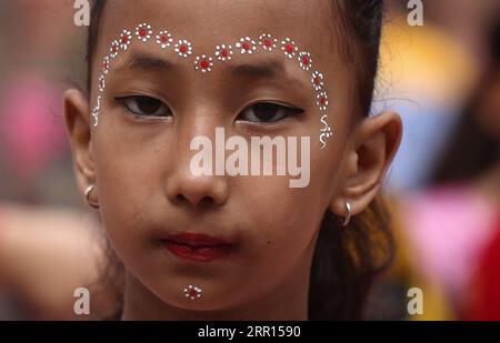 Kathmandu, Bagmati, Nepal. 6 settembre 2023. Una piccola ragazza con il viso decorato posa nella celebrazione del festival Krishna Janmasthami a Kathmandu, Nepal, il 6 settembre 2023. Il festival Krishna Janmasthami viene celebrato ogni anno per celebrare l'anniversario della nascita del Signore indù Krishna. (Immagine di credito: © Sunil Sharma/ZUMA Press Wire) SOLO USO EDITORIALE! Non per USO commerciale! Foto Stock