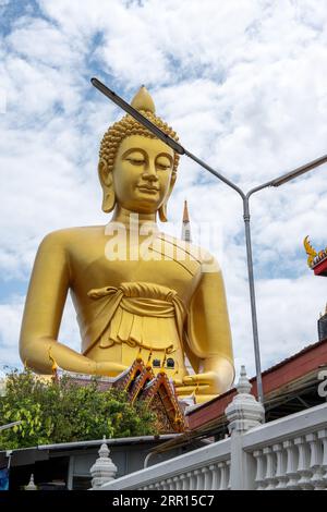 Il grande Buddha del Tempio tailandese Wat Paknam Bhasicharoen a Bangkok Thailandia Asia Foto Stock