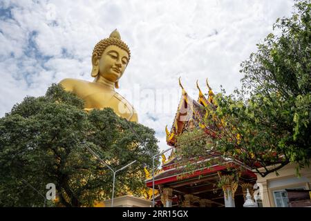 Il grande Buddha del Tempio tailandese Wat Paknam Bhasicharoen a Bangkok Thailandia Asia Foto Stock