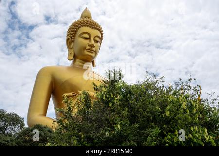 Il grande Buddha del Tempio tailandese Wat Paknam Bhasicharoen a Bangkok Thailandia Asia Foto Stock