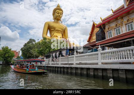 Il grande Buddha del Tempio tailandese Wat Paknam Bhasicharoen a Bangkok Thailandia Asia Foto Stock