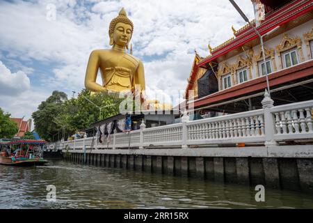 Il grande Buddha del Tempio tailandese Wat Paknam Bhasicharoen a Bangkok Thailandia Asia Foto Stock