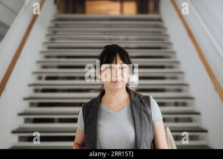 Ritratto di una professoressa sicura di sé che si oppone ai passi dell'università Foto Stock