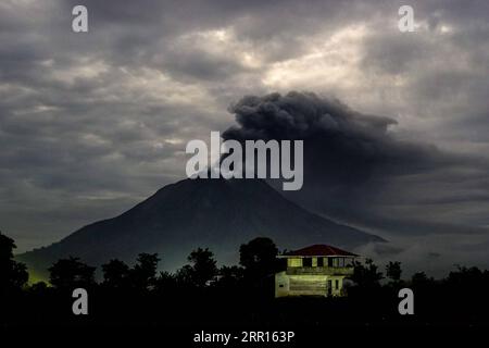 200906 -- PECHINO, 6 settembre 2020 -- foto scattata il 5 settembre 2020 mostra il Monte Sinabung che spezza materiali vulcanici a Karo, Sumatra settentrionale, Indonesia. Foto di /Xinhua XINHUA FOTO DEL GIORNO MirzaxBaihaqie PUBLICATIONxNOTxINxCHN Foto Stock