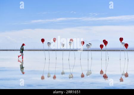 200906 -- PECHINO, 6 settembre 2020 -- Un turista è visto al Lago Salato di Caka nella contea di Wulan, nella provincia del Qinghai della Cina nord-occidentale, 4 settembre 2020. XINHUA FOTO DEL GIORNO ZhangxLong PUBLICATIONxNOTxINxCHN Foto Stock