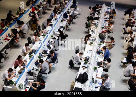200906 -- PECHINO, 6 settembre 2020 -- i giornalisti lavorano al centro mediatico della China International Fair for Trade in Services CIFTIS 2020 a Pechino, capitale della Cina, 5 settembre 2020. Il CIFTIS si svolge dal 4 al 9 settembre a Pechino. XINHUA FOTO DEL GIORNO LixMuzi PUBLICATIONxNOTxINxCHN Foto Stock