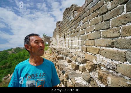 200906 -- TANGSHAN, 6 settembre 2020 -- li Dewang pattuglia la grande Muraglia Xuliukou nel villaggio di Xuliukou nella città di Qian An, nella provincia di Hebei nella Cina settentrionale, 4 settembre 2020. Li Dewang, 63 anni, è un villaggio di Xuliukou, dove si trova una sezione della grande Muraglia cinese costruita risalente alla dinastia Ming 1368-1644. Dal 2008, il 63enne è stato protettore della grande Muraglia ed è incaricato di proteggere una sezione lunga quasi tre chilometri. Negli ultimi 12 anni, pattugliò la grande Muraglia quasi ogni giorno mentre ripuliva rifiuti e erbacce, e ricordava ai turisti e ai pastori di preservare il muro. Foto Stock