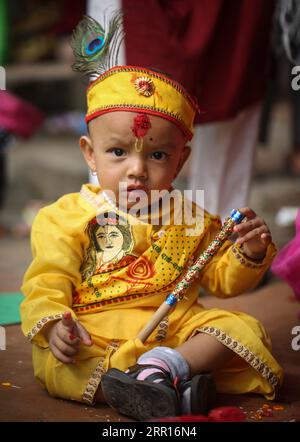 Kathmandu, Bagmati, Nepal. 6 settembre 2023. Un bambino vestito come gesti di Lord Krishna nella celebrazione del Krishna Janmasthami festival a Kathmandu, Nepal, il 6 settembre 2023. Il festival Krishna Janmasthami viene celebrato ogni anno per celebrare l'anniversario della nascita del Signore indù Krishna. (Immagine di credito: © Sunil Sharma/ZUMA Press Wire) SOLO USO EDITORIALE! Non per USO commerciale! Foto Stock