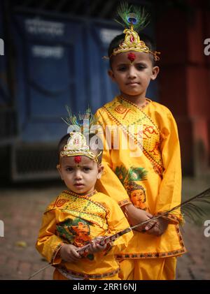 Kathmandu, Bagmati, Nepal. 6 settembre 2023. I bambini vestiti da Lord Krishna posa nella celebrazione del festival Krishna Janmasthami a Kathmandu, Nepal, il 6 settembre 2023. Il festival Krishna Janmasthami viene celebrato ogni anno per celebrare l'anniversario della nascita del Signore indù Krishna. (Immagine di credito: © Sunil Sharma/ZUMA Press Wire) SOLO USO EDITORIALE! Non per USO commerciale! Foto Stock