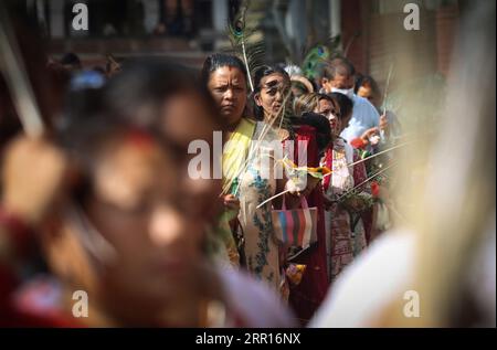 Kathmandu, Bagmati, Nepal. 6 settembre 2023. I devoti fanno la coda per offrire preghiere al tempio Krishna Mandir durante il festival Krishna Janmasthami a Kathmandu, Nepal, il 6 settembre 2023. Il festival Krishna Janmasthami viene celebrato ogni anno per celebrare l'anniversario della nascita del Signore indù Krishna. (Immagine di credito: © Sunil Sharma/ZUMA Press Wire) SOLO USO EDITORIALE! Non per USO commerciale! Foto Stock