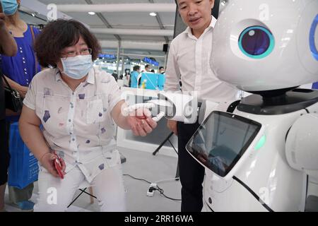 200907 -- PECHINO, 7 settembre 2020 -- un robot ai specializzato nella medicina tradizionale cinese TCM fornisce un servizio di controllo dello stato di salute nell'area espositiva dei robot di servizio della China International Fair for Trade in Services CIFTIS 2020 a Pechino, capitale della Cina, 7 settembre 2020. CHINA-BEIJING-CIFTIS-ROBOT CN CaixYang PUBLICATIONxNOTxINxCHN Foto Stock